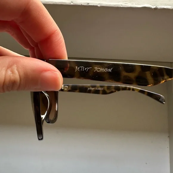 Brown Tortoise Square Frame Sunglasses - Picture 5 of 6